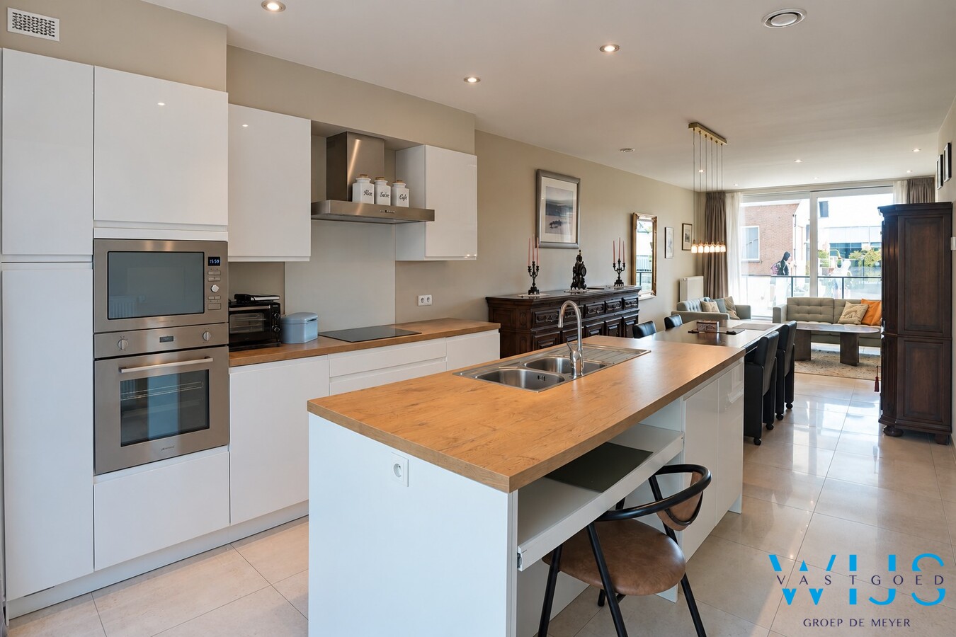 Recent verzorgd gelijkvloers appartement met garage en staanplaats ! 