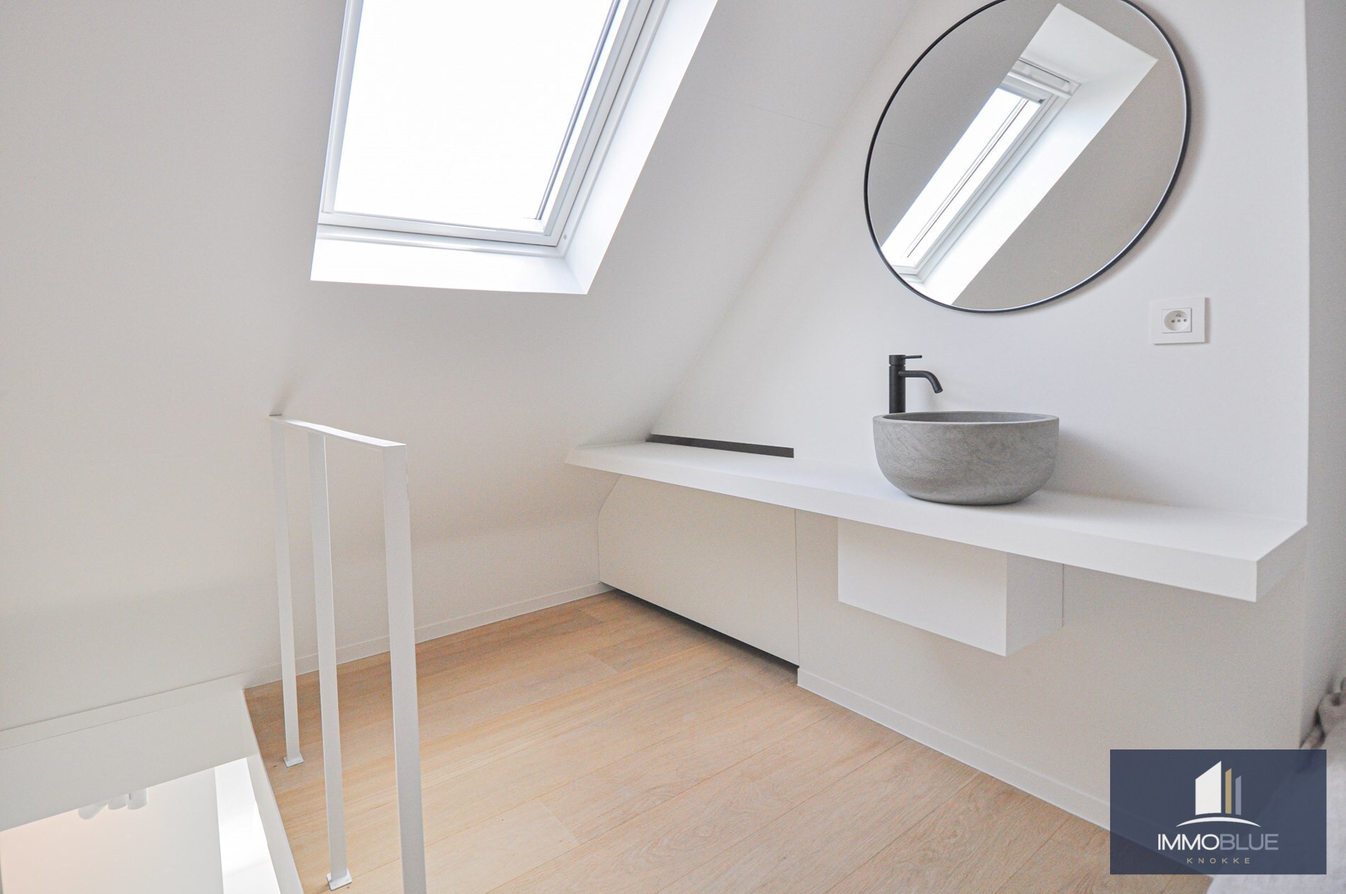 Appartement entièrement rénové avec une grande terrasse ensoleillée. 