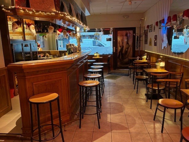 Handelspand met duplex appartement én investeringspotentieel te koop in het hart van Menen 