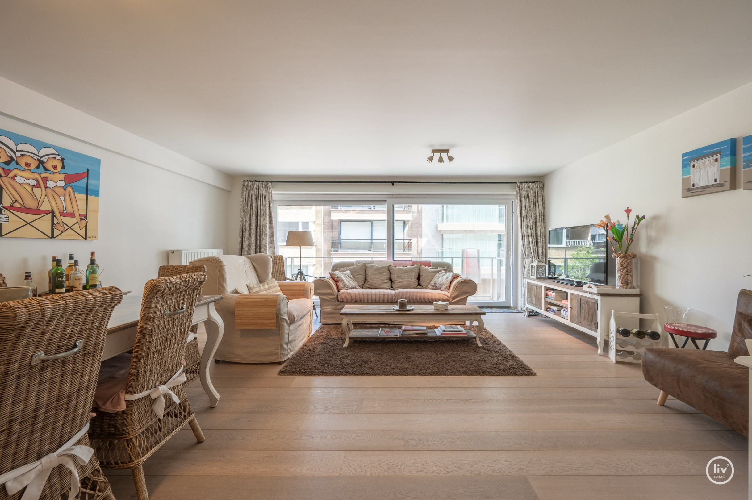 Ruim en récent (2011) appartement met 2 volwaardige slaapkamers op een topligging vlakbij de Dumortierlaan te Knokke. 