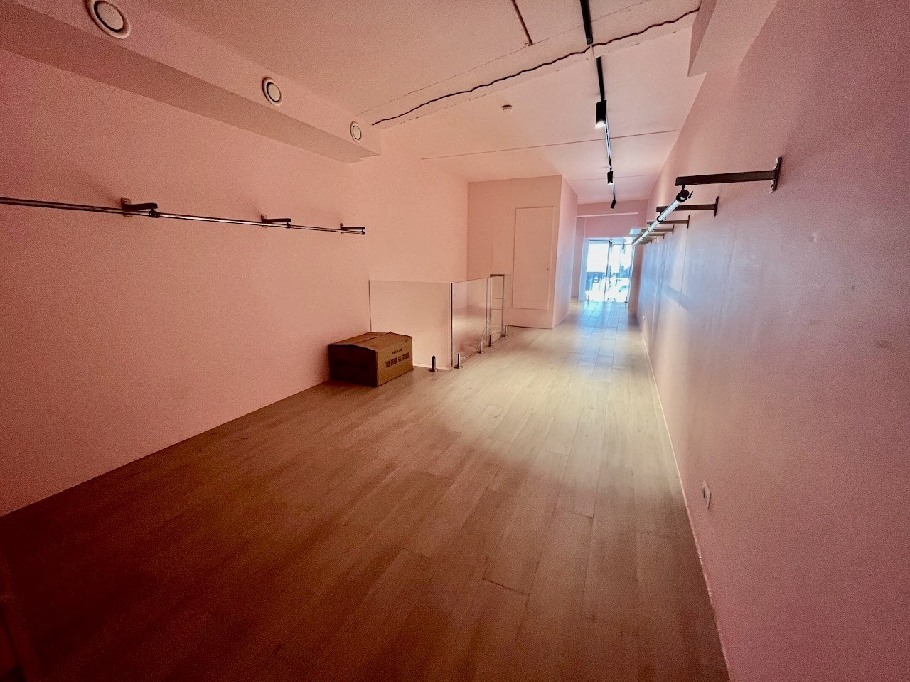 Recent handelspand met mezzanine, gelegen op een commerciële plaats in de Lippenslaan te Knokke. 