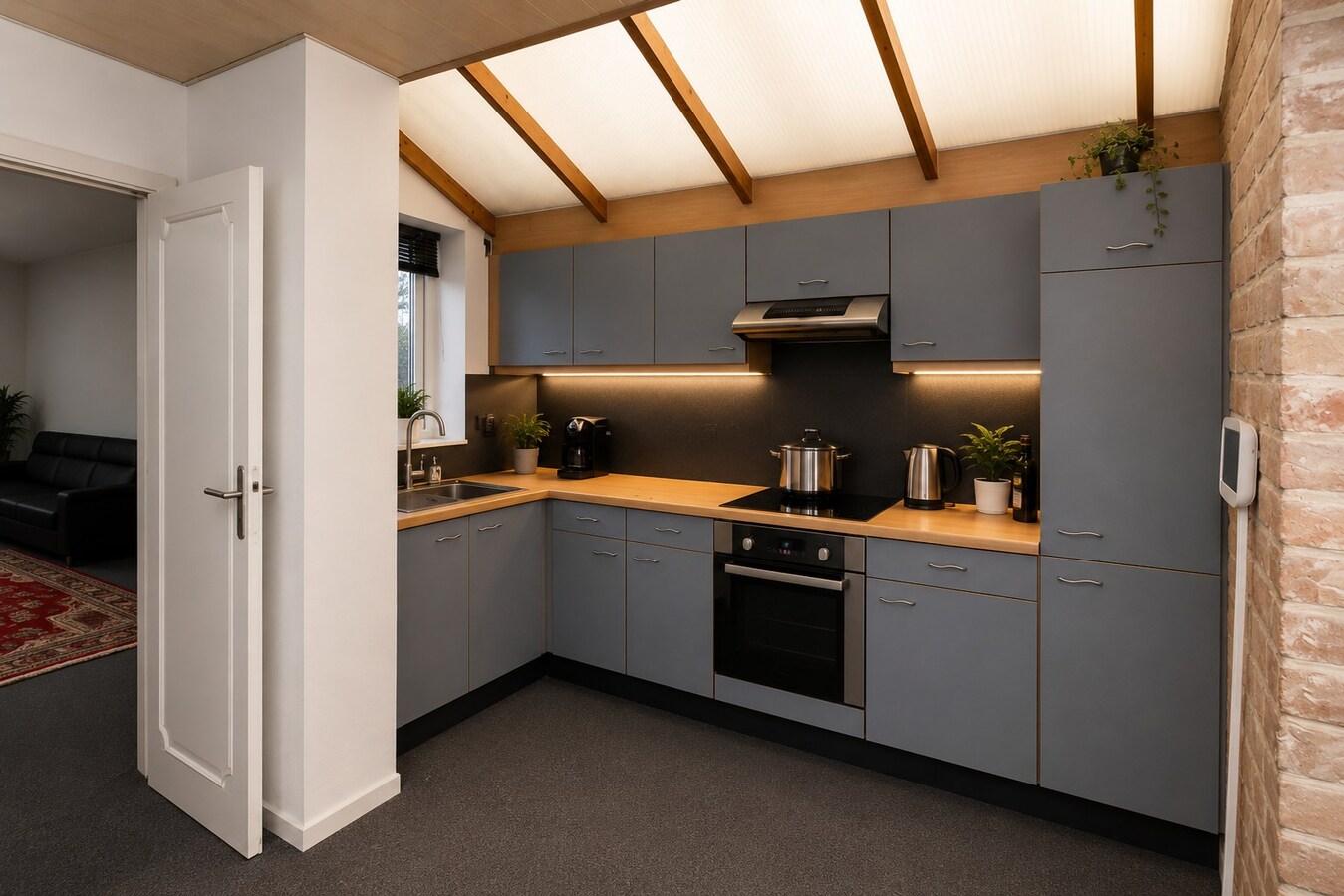 Te koop: uitzonderlijk ruime woning op centrale ligging met 6 slaapkamers, 3 badkamers én stadstuin! 