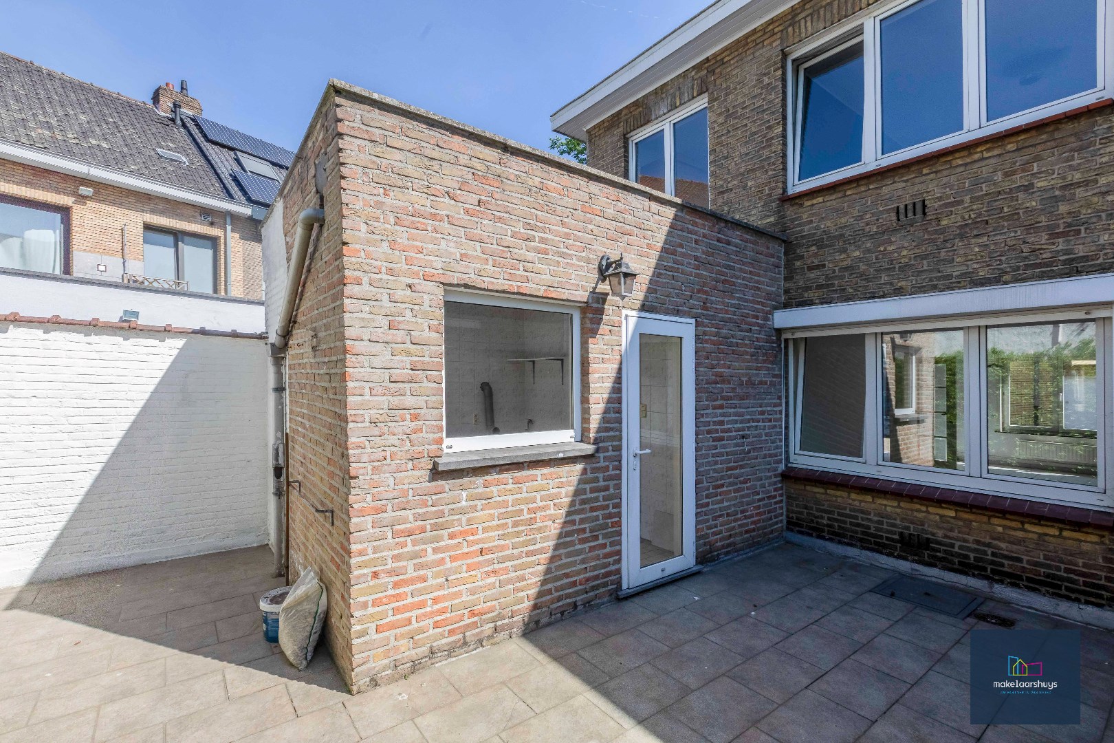 Centraal gelegen halfopen bebouwing met stadskoer 