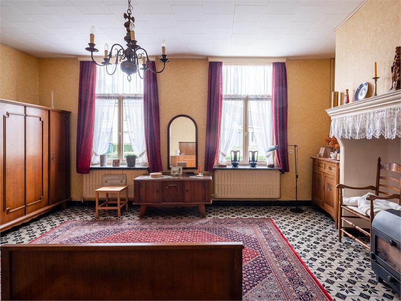 Ruime hoeve met grote schuur en veel potentieel. 