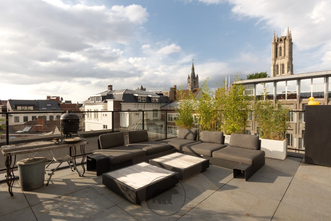 Subliem wonen met uitzicht op de torens van Gent 