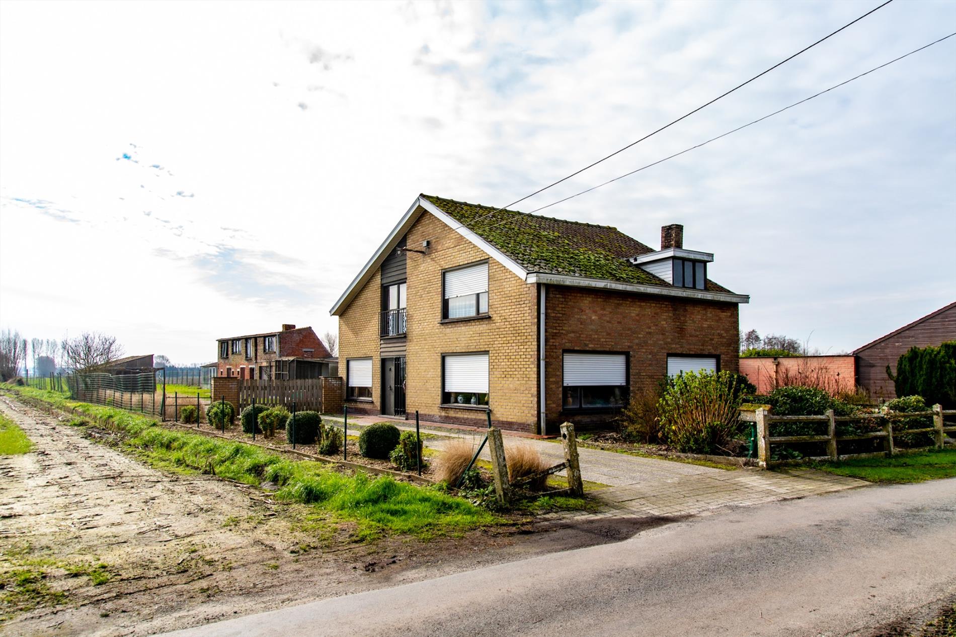 Te renoveren / herop te bouwen woning op 4.543 m² landelijk gelegen te Moerkerke 