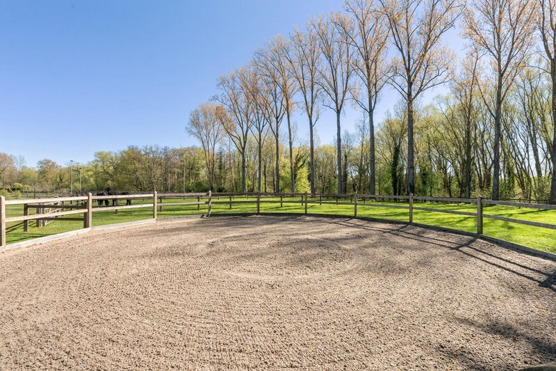 Moderne villa met hippisch complex op 15.856m² 