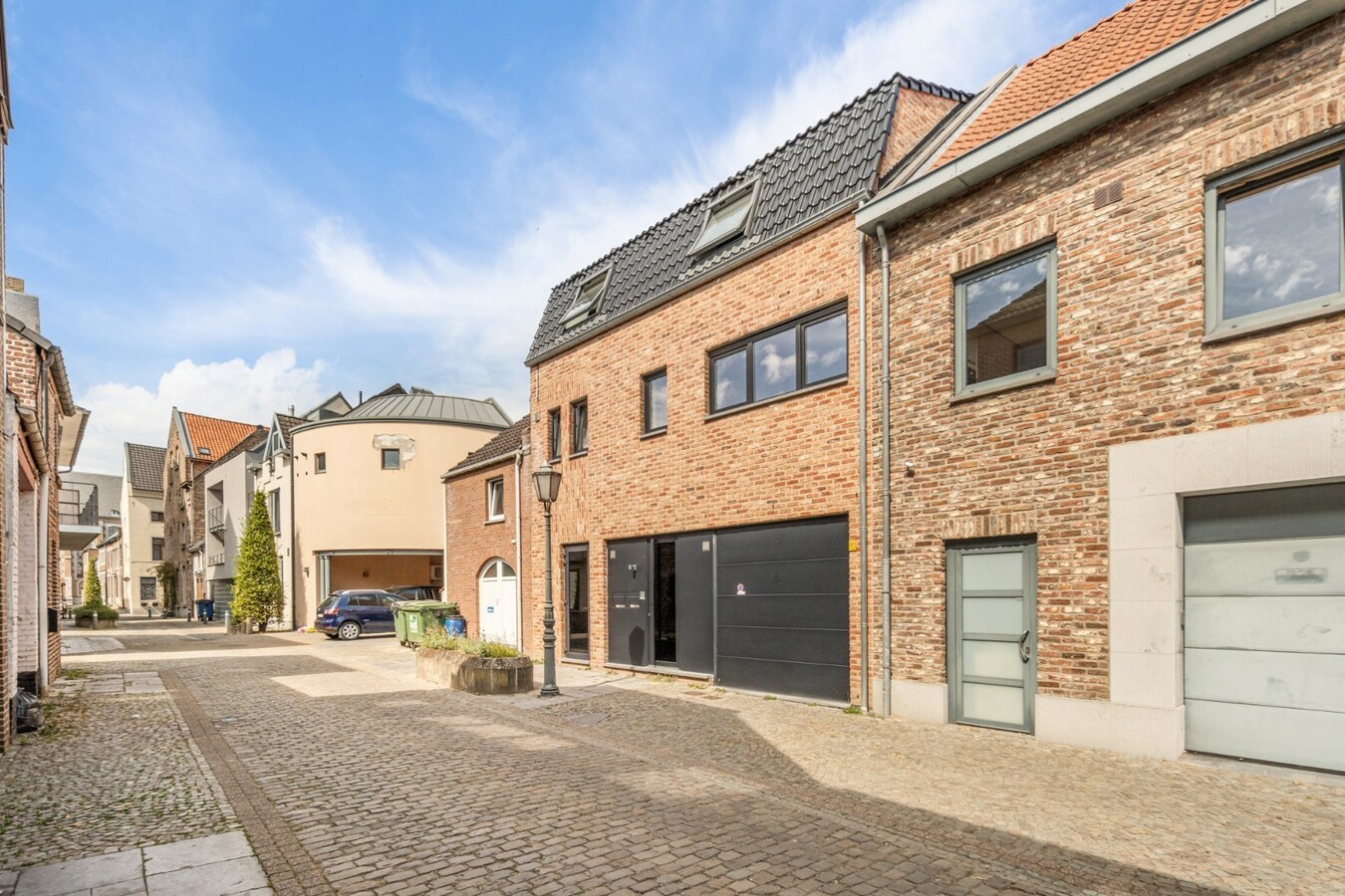 Recent, hoogwaardig afgewerkt gelijkvloers appartement, met terras en inpandige garage, in het centrum van Maaseik! 