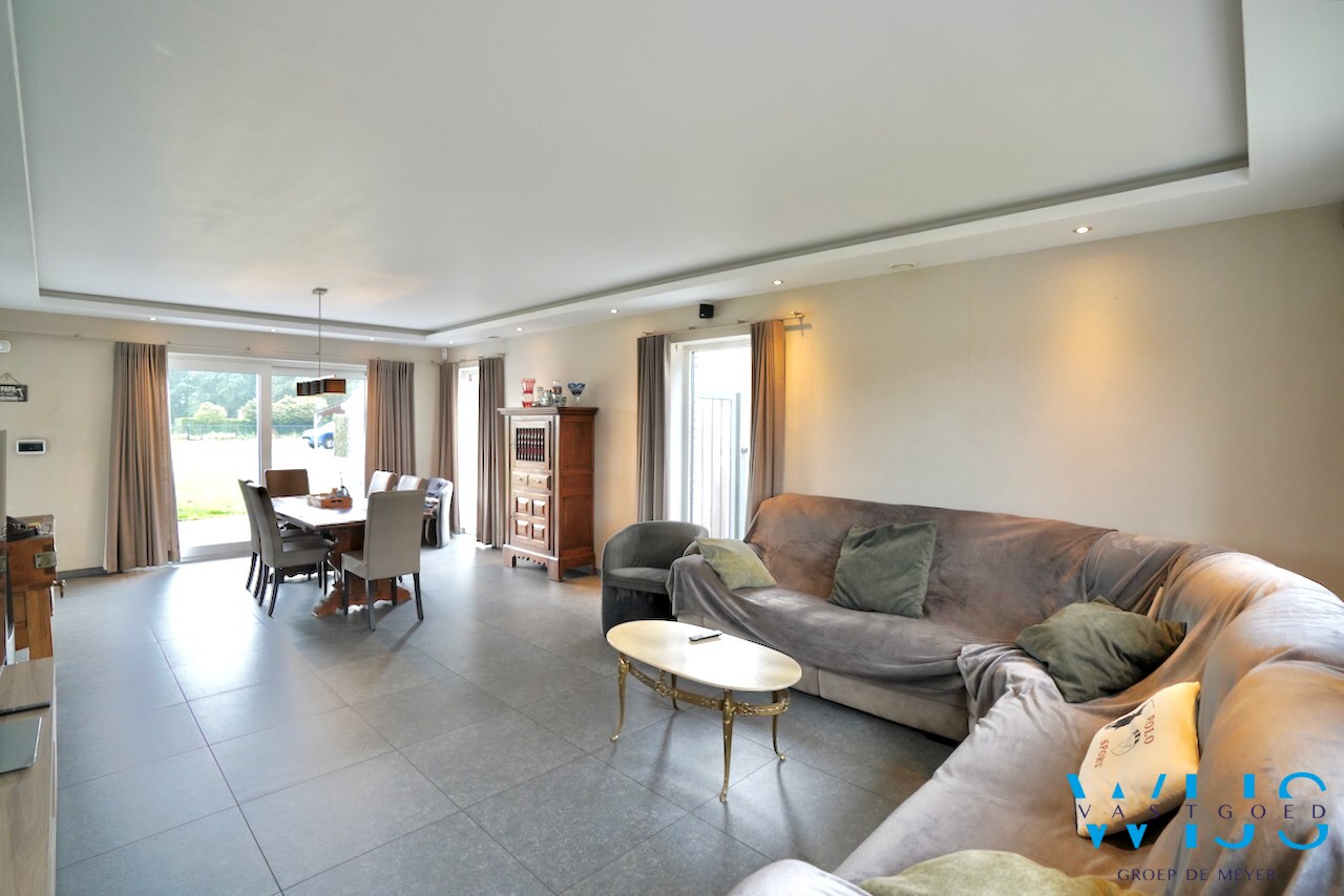 Ruime, energiezuinige gezinswoning te Oosteeklo ! 