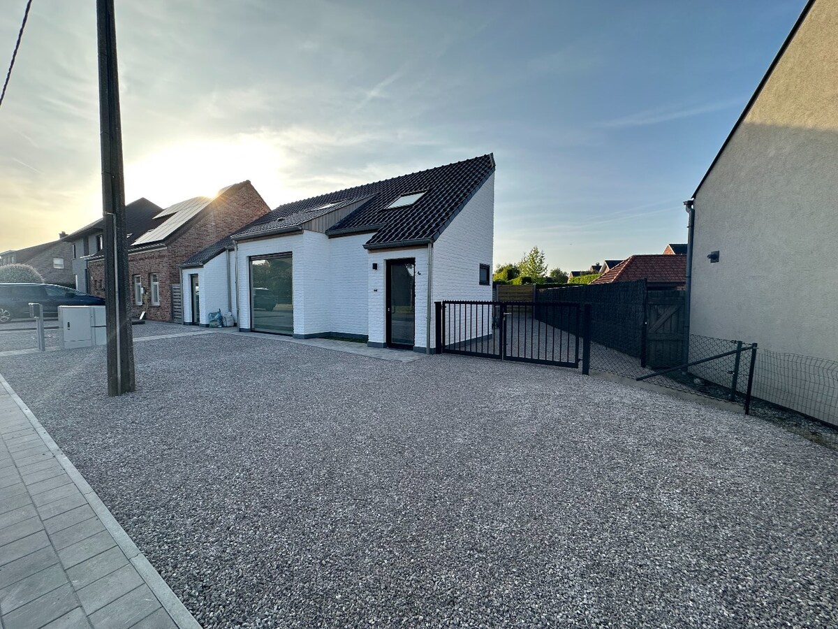 Uitstekend gelegen, halfopen woning met twee slaapkamers 