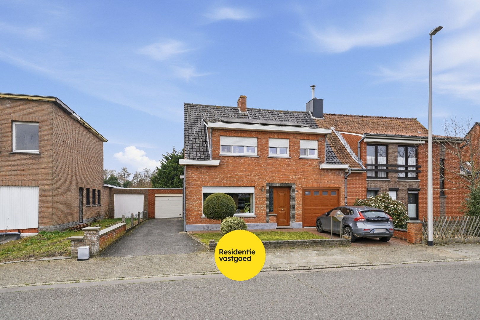 Halfopen woning met 4 slaapkamers, garage en ruime oprit op 429 m² in Oudenburg 
