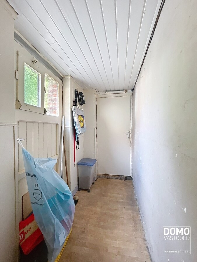 RUIME TE RENOVEREN WONING MET 5 SLAAPKAMERS EN RUIME ACHTERLIGGENDE GARAGE TE BILZEN-HOESELT 