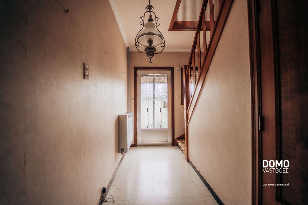 Ruime boerderij met stallingen en een prachtig groen uitzicht. 