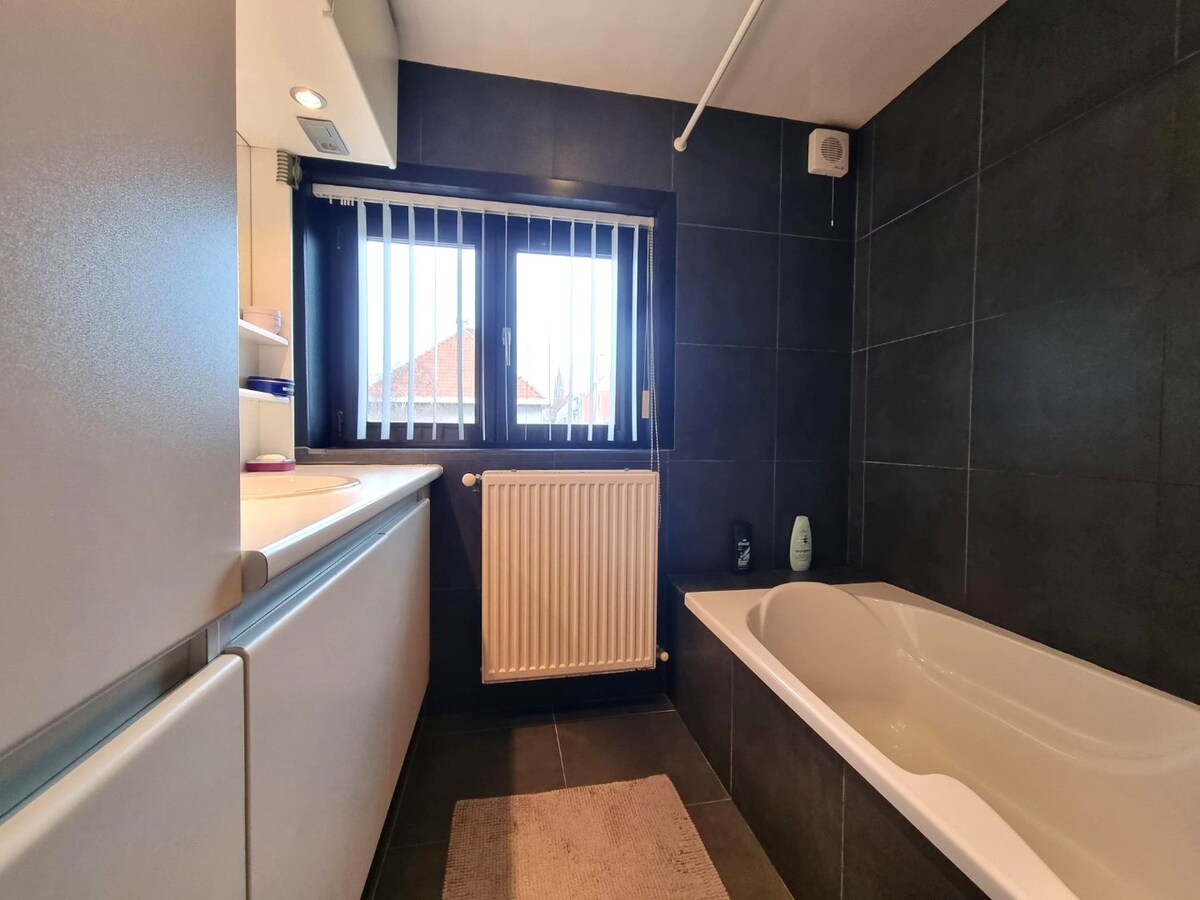 Halfopen woning met garage en dubbele oprit te Heist 