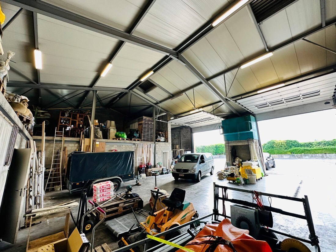 Ruim magazijn met kantoren met veel potentieel te Kuringen 