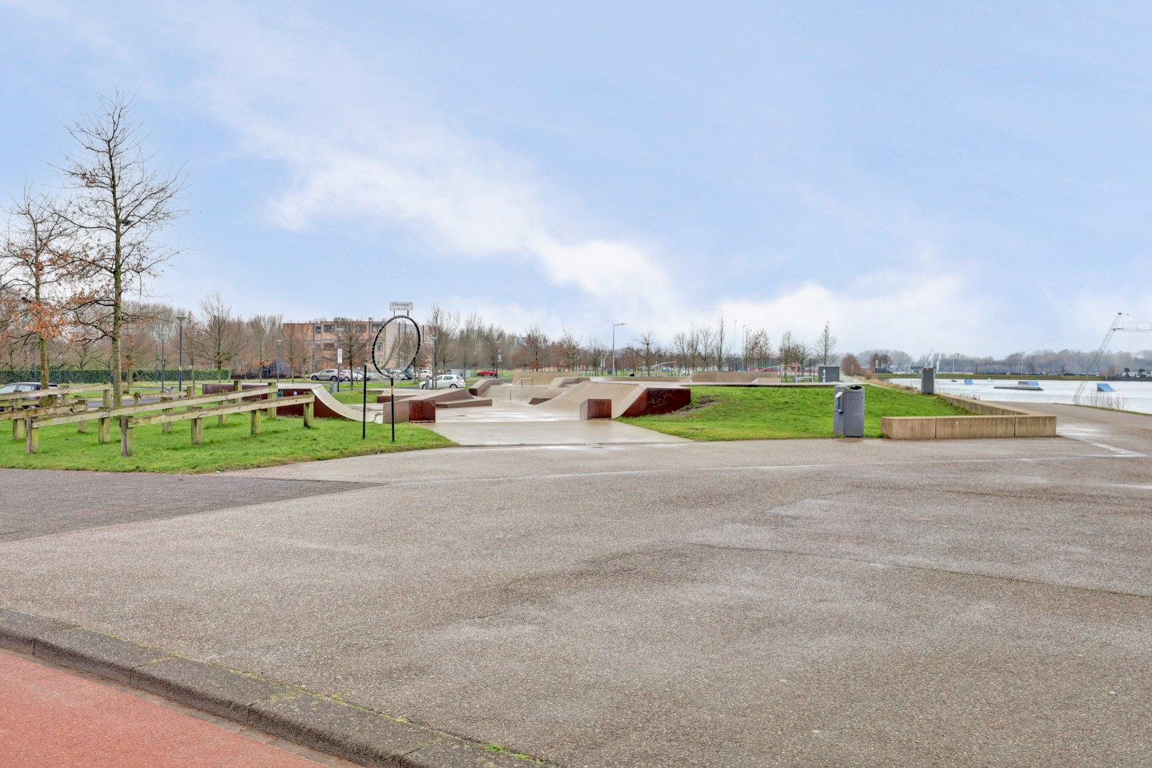 In de jonge woonwijk Nesselande in deelplan Haag en Park gelegen 5 kamer tussenwoning met houten berging en parkeerplaats op 131 m² eigen grond. 