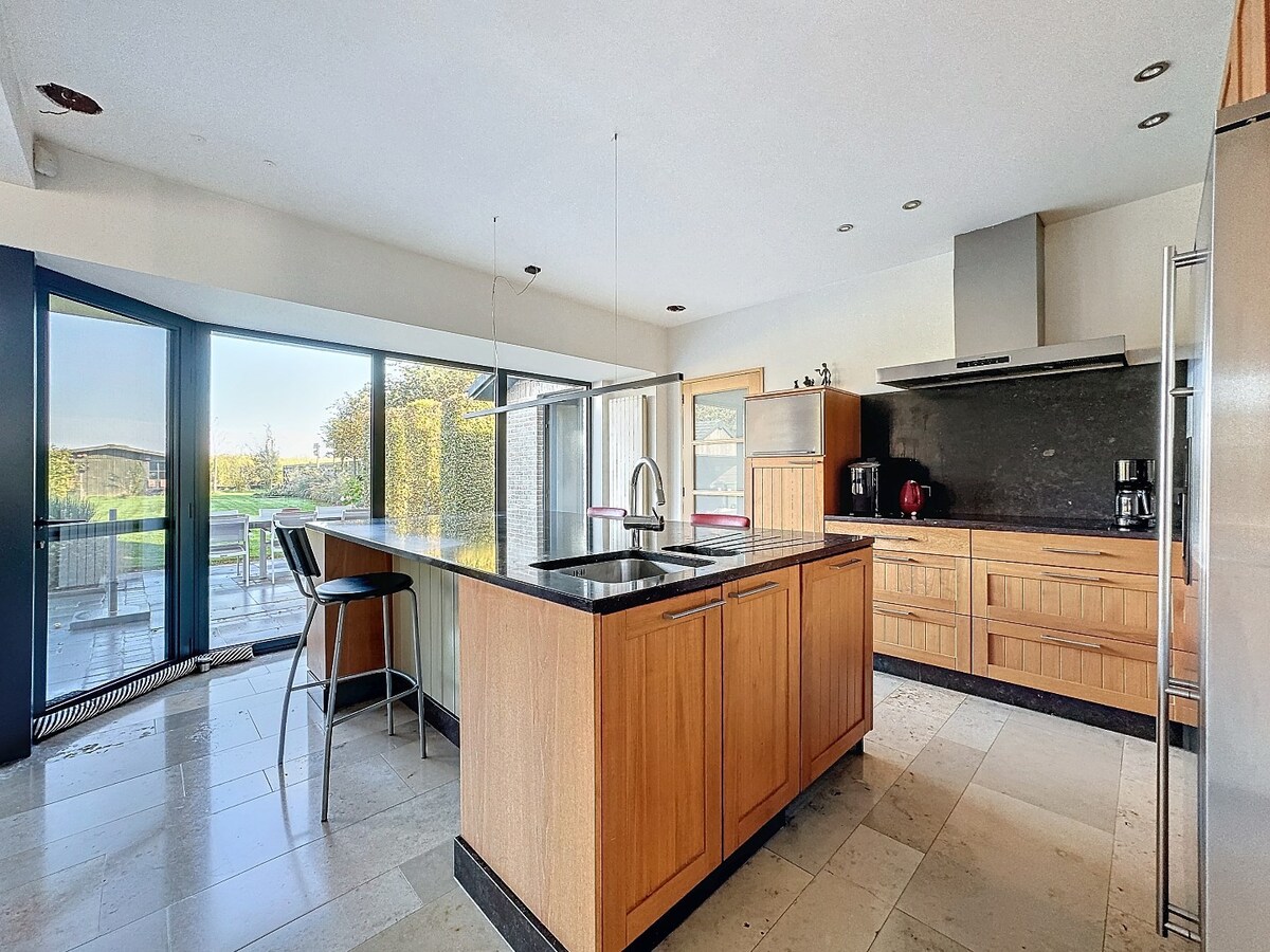 Ruime gezinswoning met knappe tuin te Erwetegem 