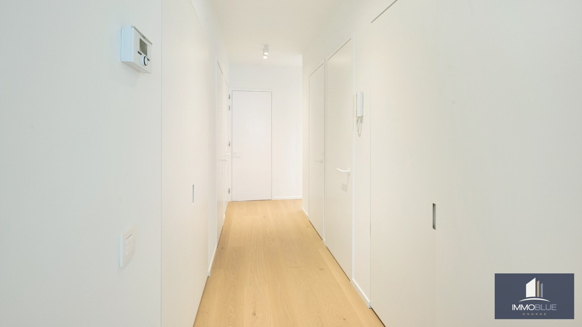 Centraal gelegen, volledig gerenoveerd appartement met drie slaapkamers. 