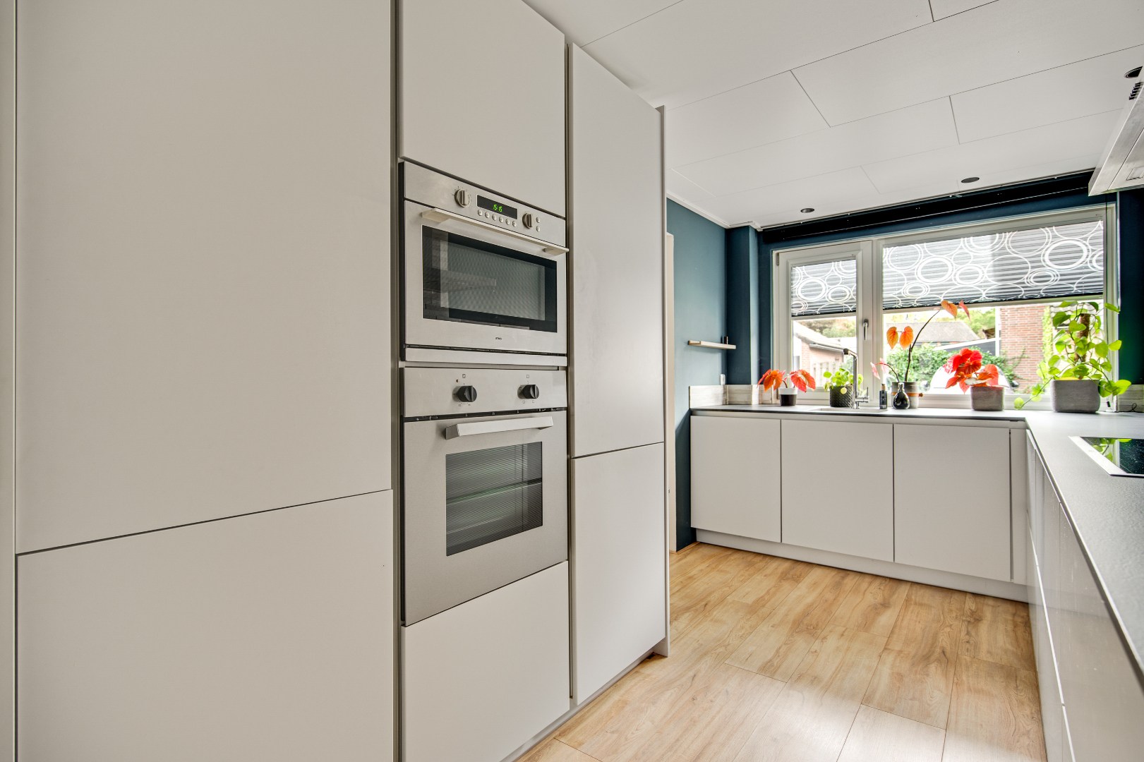 Ruime Tussenwoning in Weert met 4 Slaapkamers, 2 Badkamers, Tuin op het Noordwesten en 2 Parkeerplaatsen - Bouwjaar 1981, 132m² Woonoppervlak 