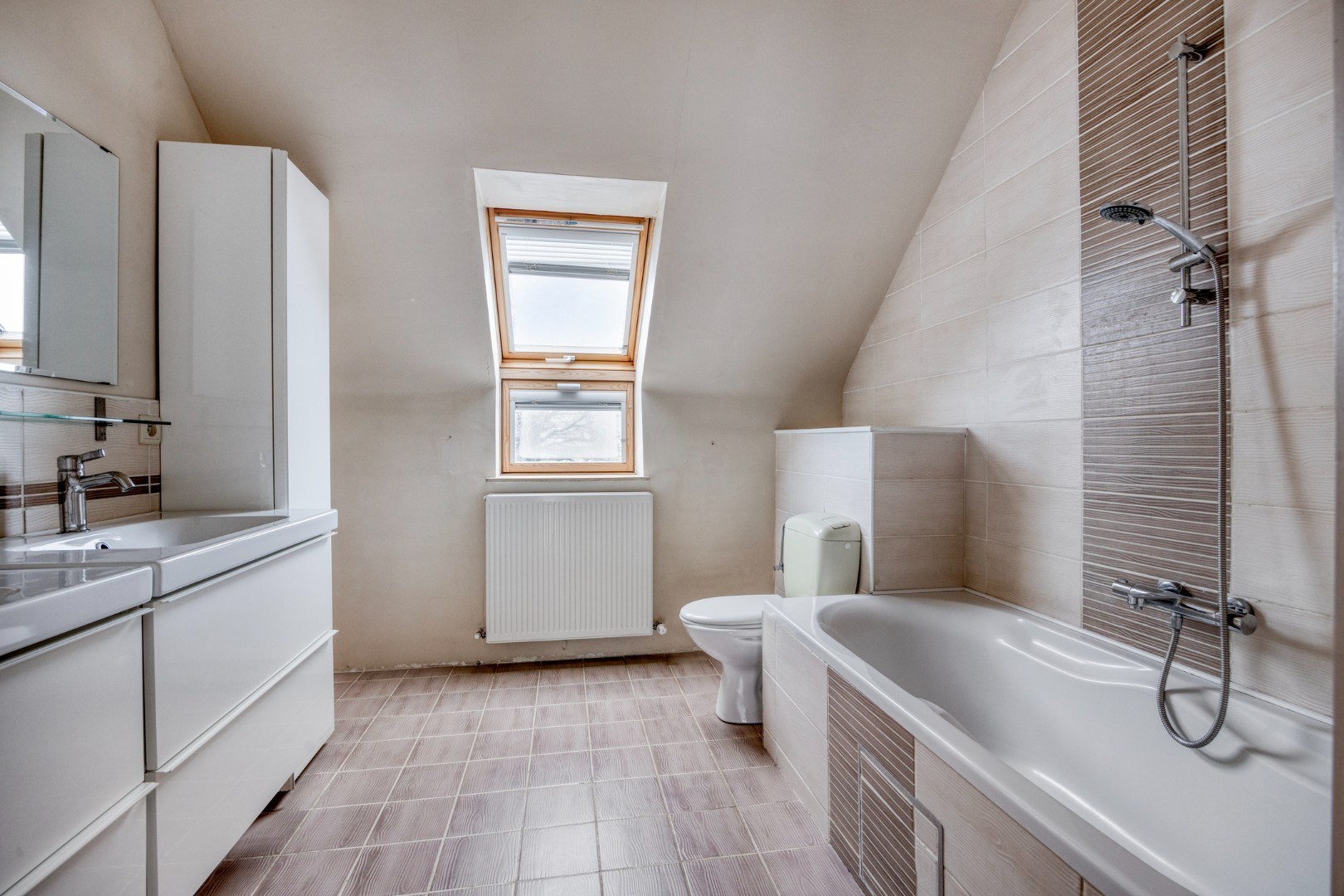 badkamer met ligbad en toilet