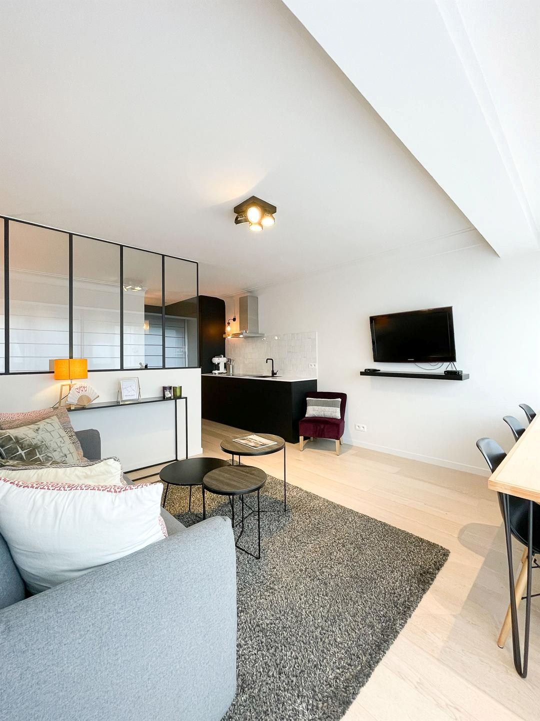 Gerenoveerde designstudio met slaaphoek centraal gelegen op de Kustlaan 