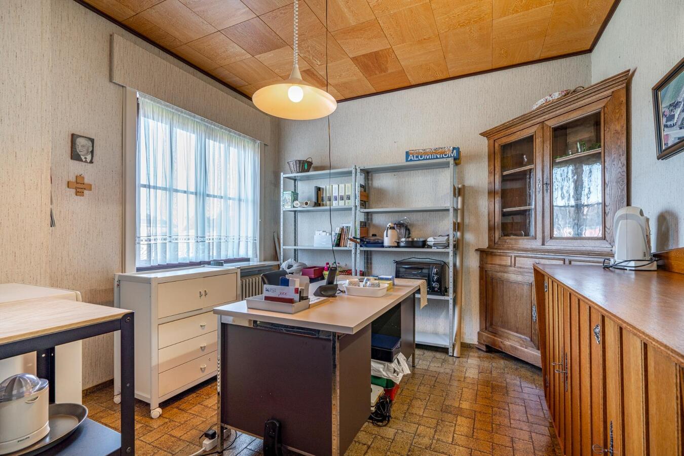 Grote woning met 6 slaapkamers en atelier op 2645 m² te Koekelare 