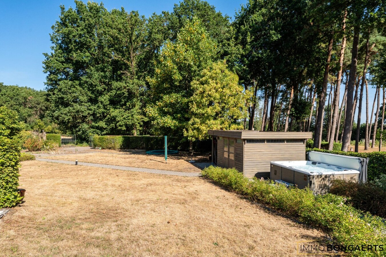 Bijzonder ruime woning op een uitzonderlijk perceel van maar liefst 16 are 