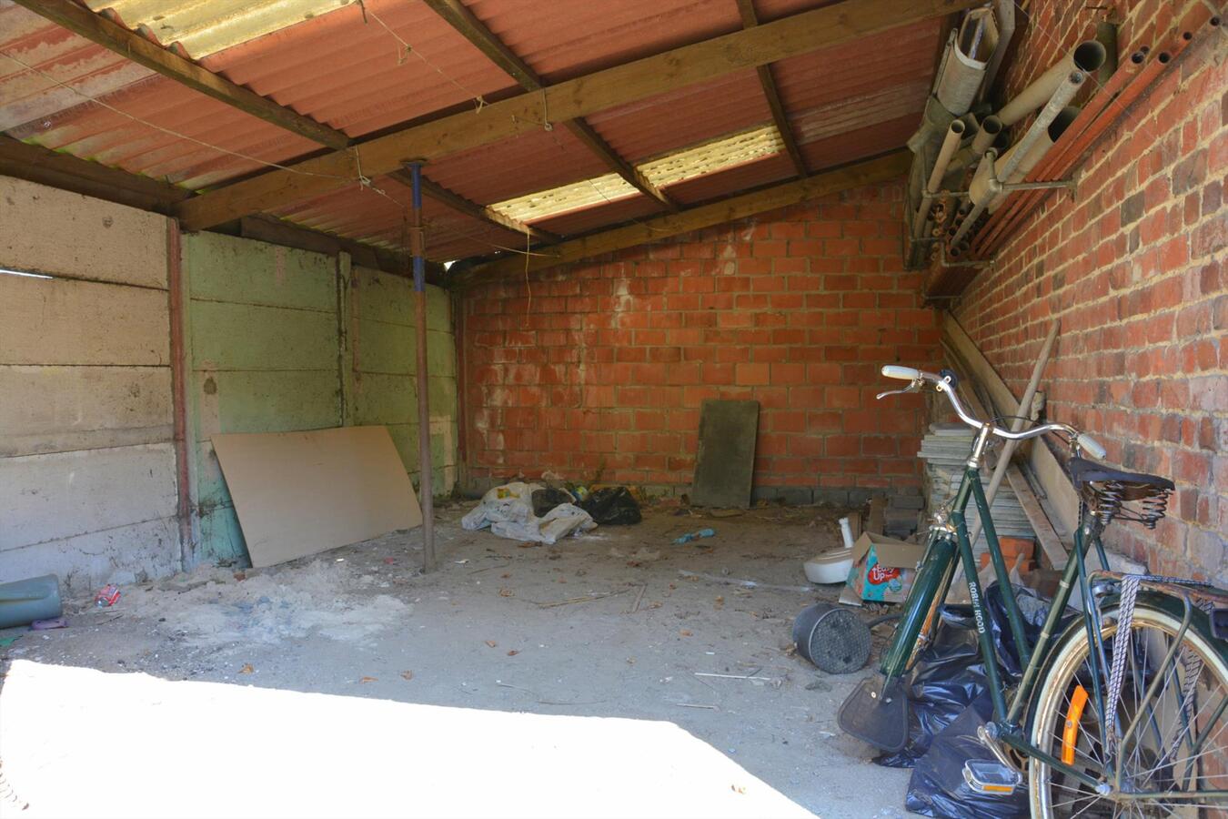 Ruime woning met grote opslagplaats/loods en zonnige tuin 