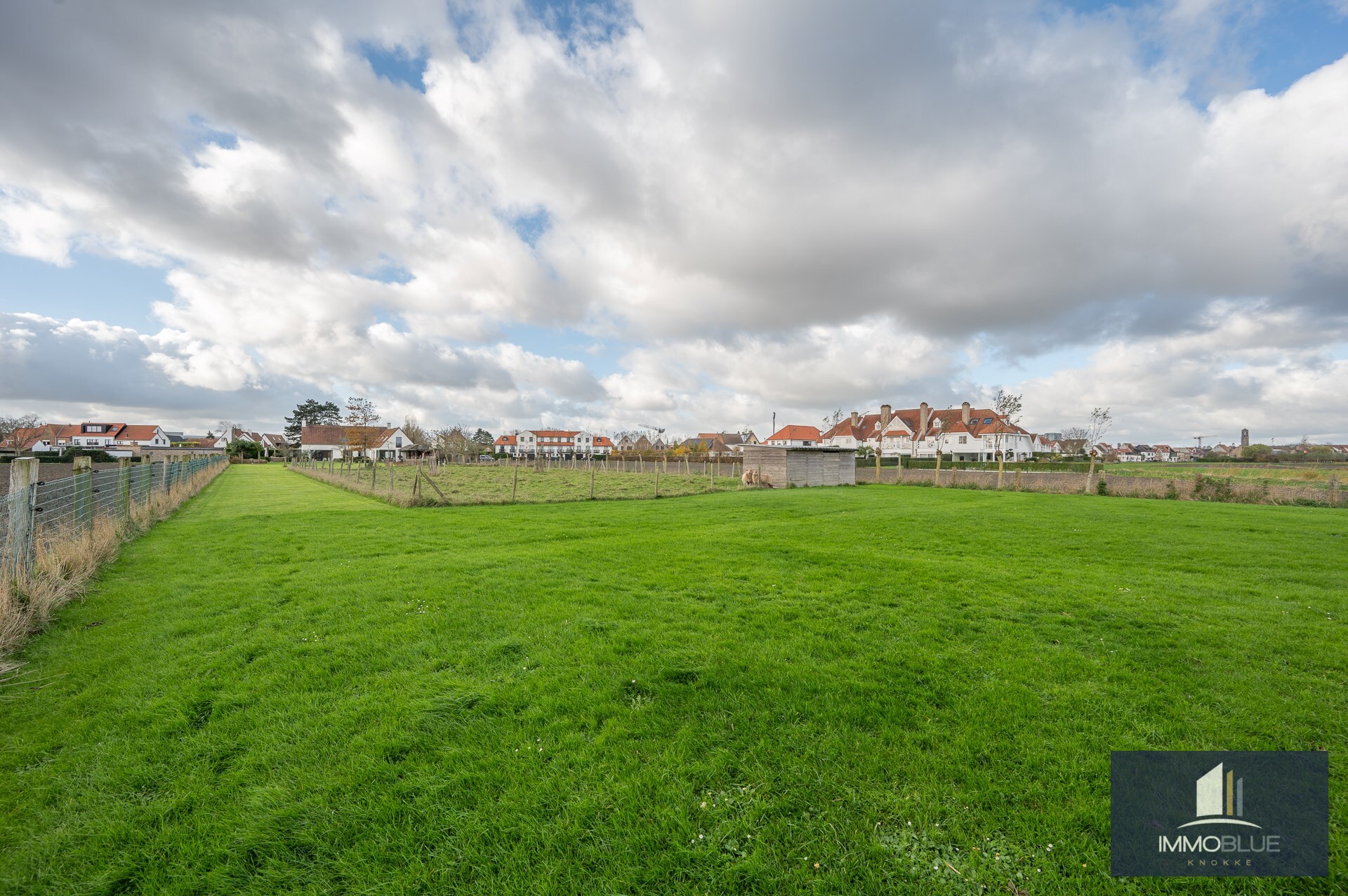 Charmante hoeve met volledig ingericht atelier gelegen op een perceel van ongeveer 5.500 m². 