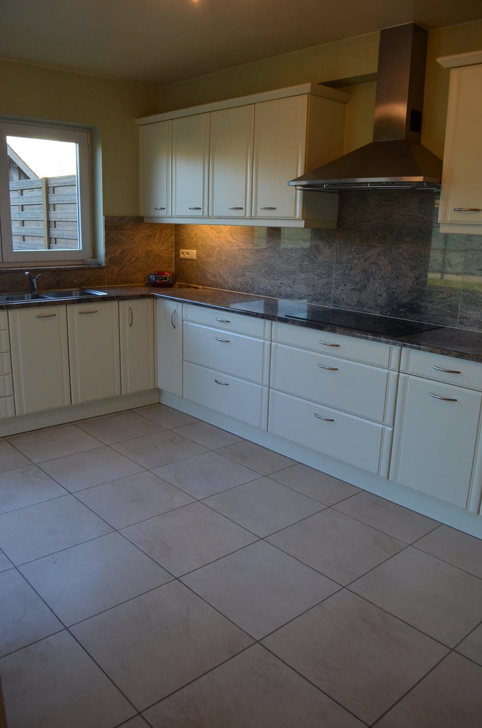 Gezinswoning met 2 slpks (mogelijkheid 3), garage en tuin nabij centrum Maldegem 