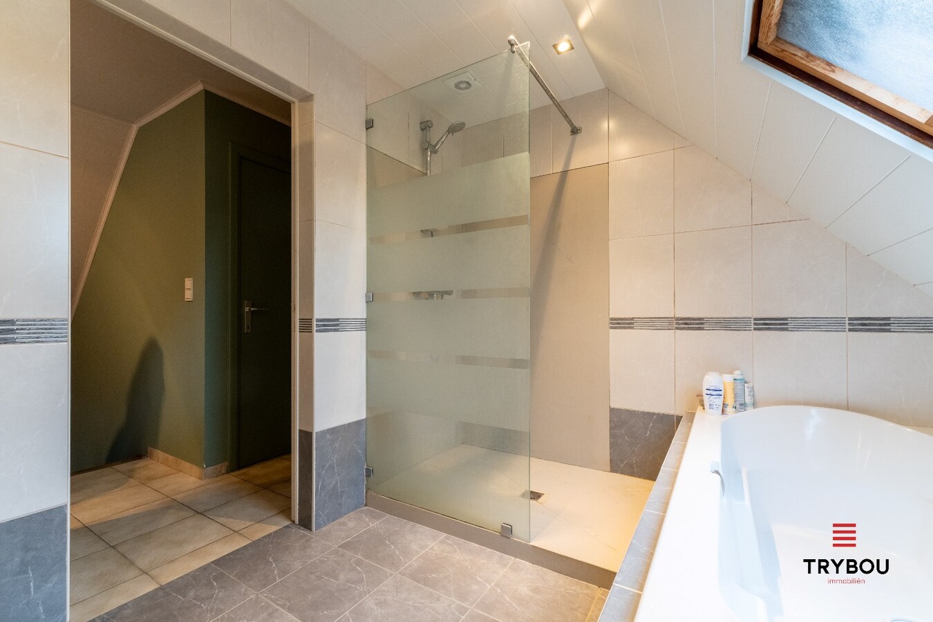 Instapklare gezinswoning met ruime tuin en dubbele garage in Poelkapelle 