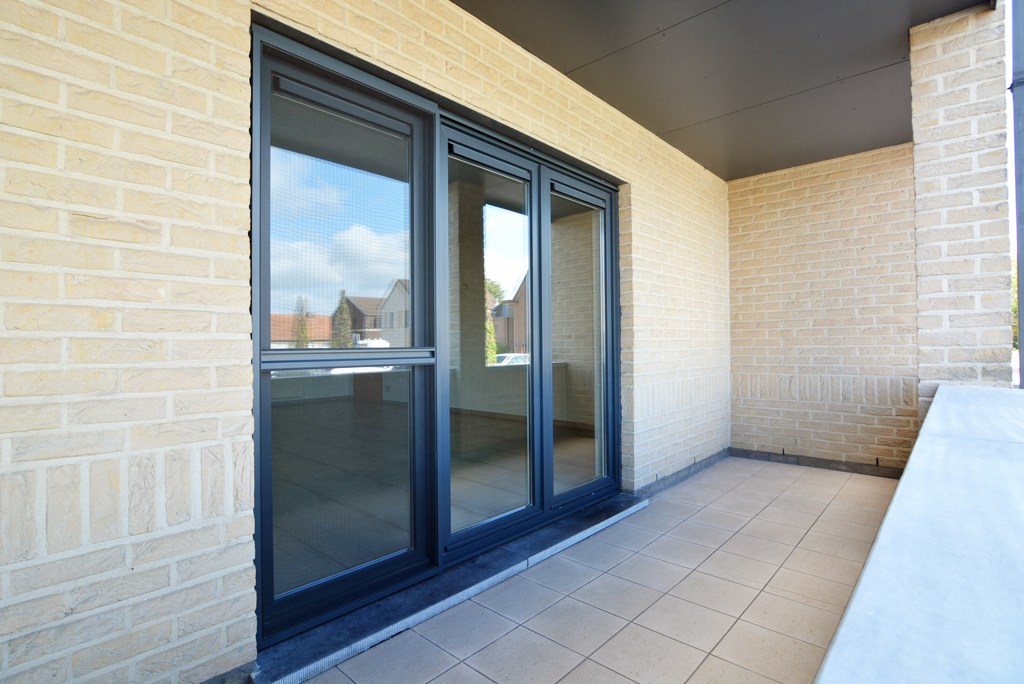 Gelijkvloers appartement (121 m²) met 2 slpks, overdekt terras, garage en kelderberging. 
