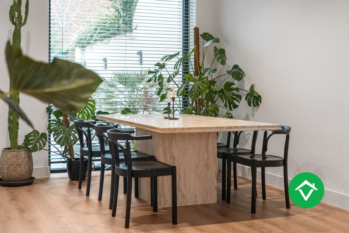 Hoog gerenoveerde woning met tuin en 4 slaapkamers te Roeselare 