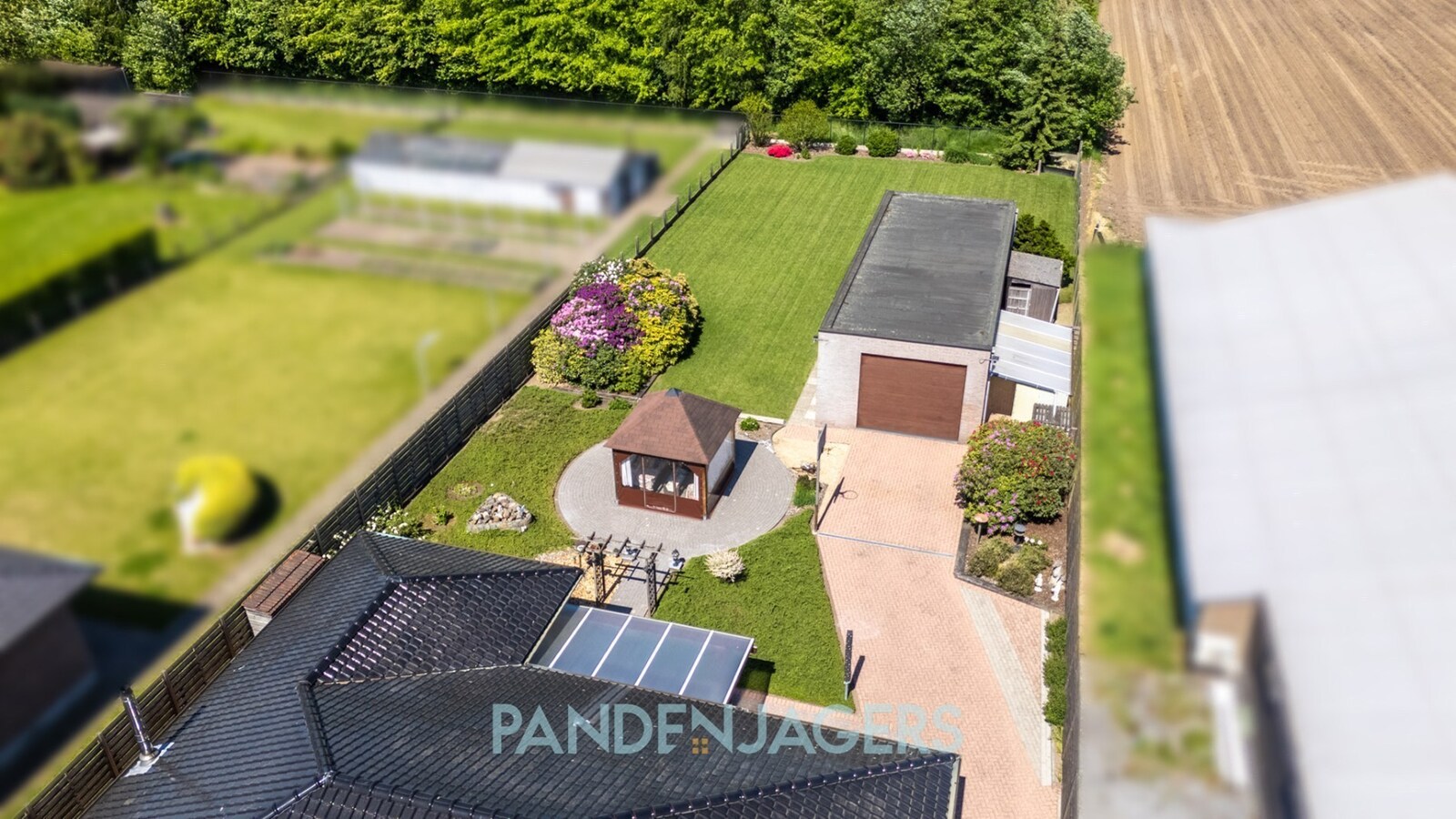 Ruime open bebouwing met groot bijgebouw te Duffel 