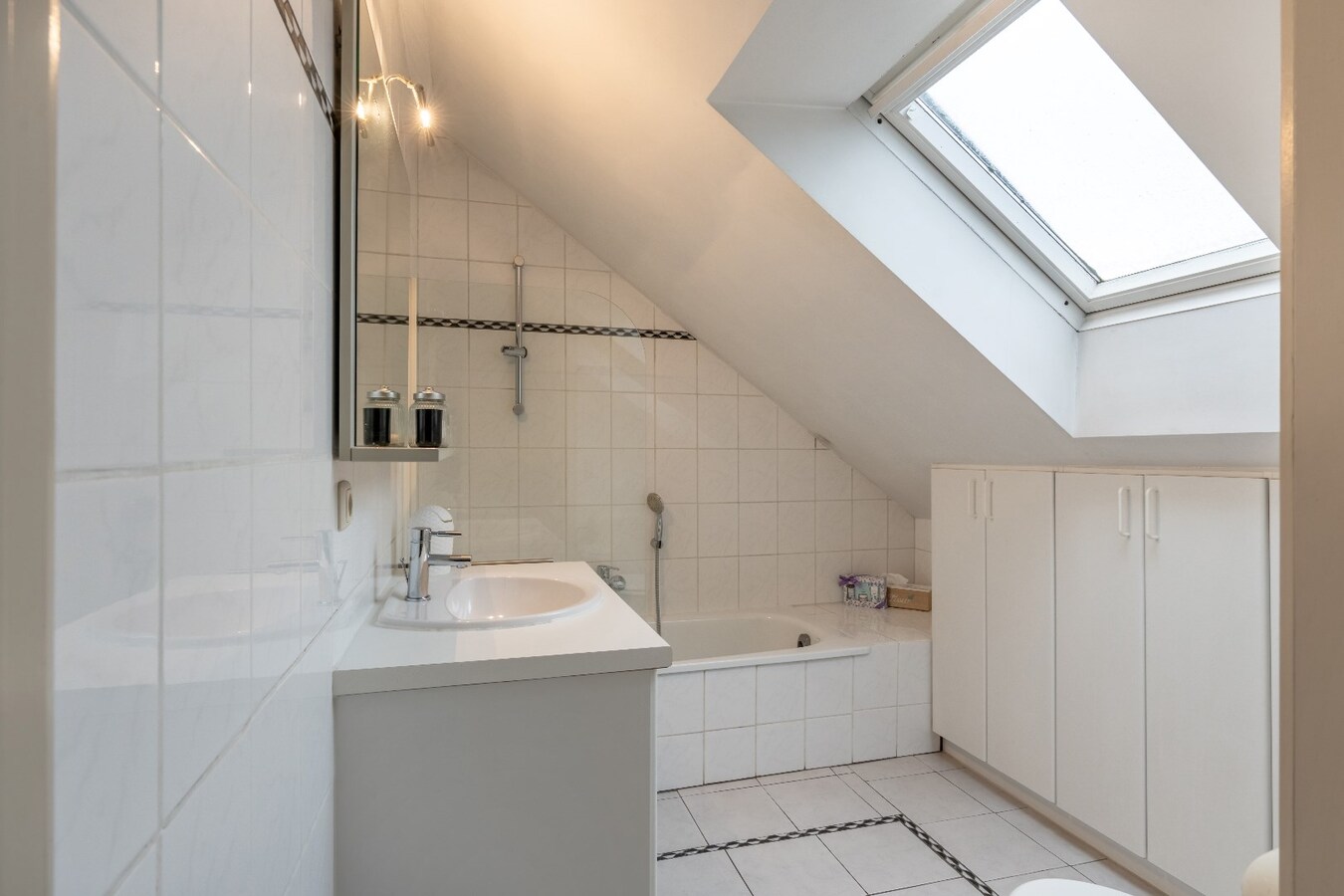 Ruim duplex appartement met 2 slaapkamers en garage. 