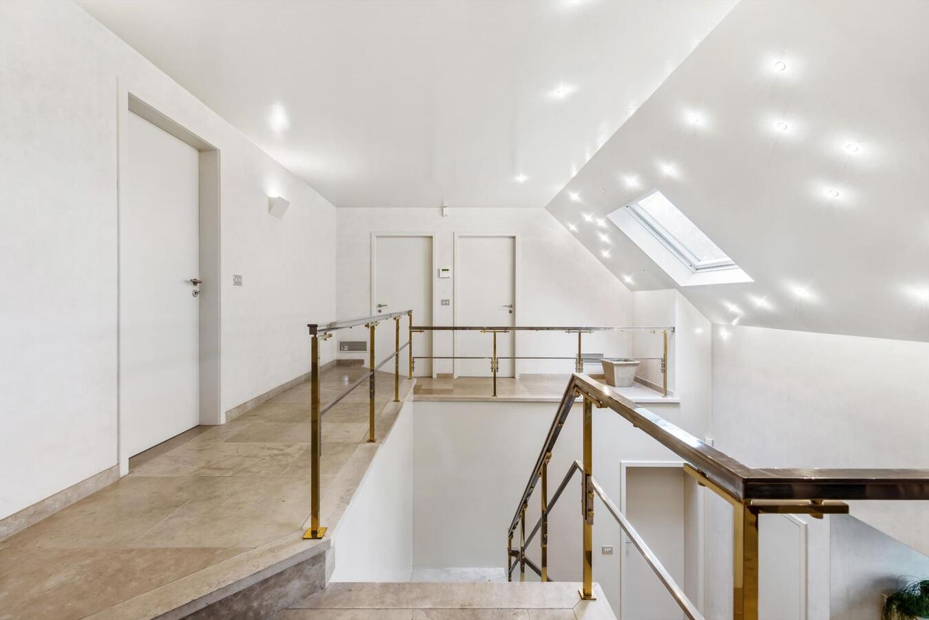 Luxueuze villa met loods (600m²) op terrein van 2100 m² 