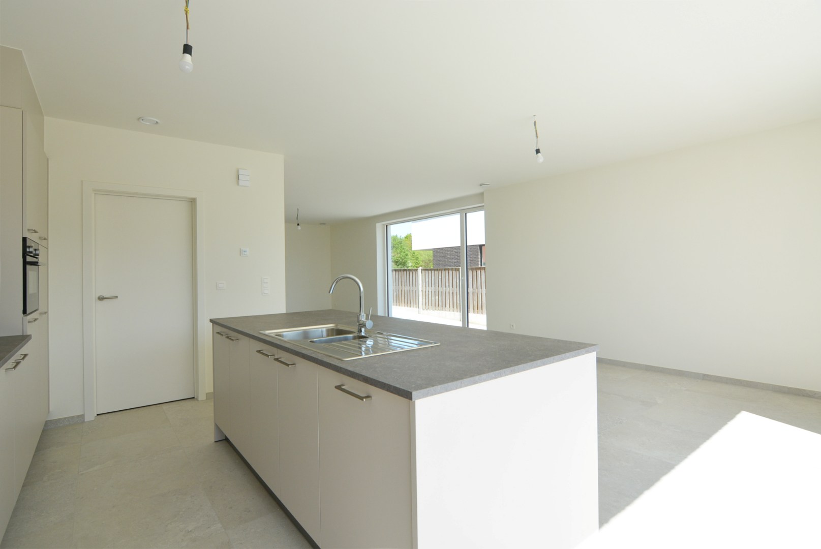 Moderne, energiezuinige, halfvrijstaande woning met carport op 3 a 80 ca. 