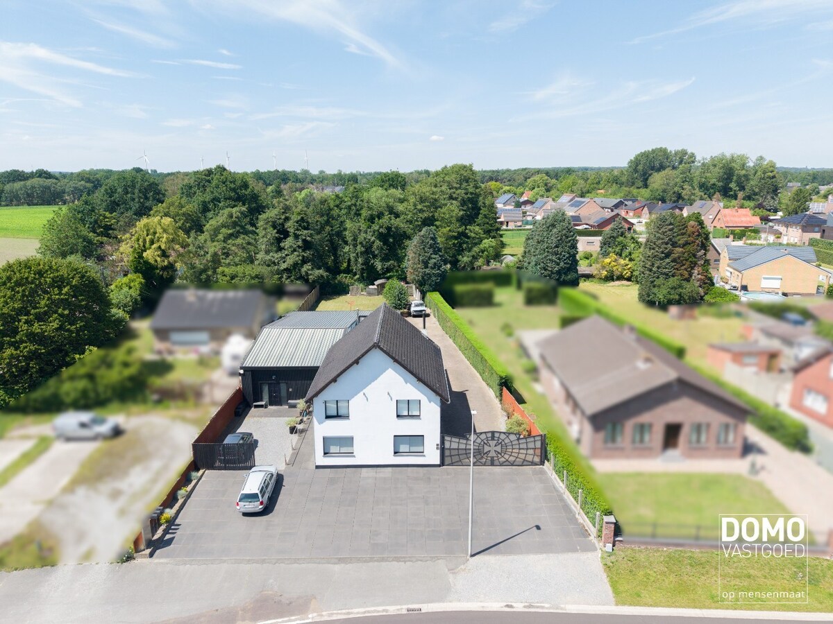 UNIEKE EIGENDOM MET WONING, 2 APPARTEMENTEN EN MAGAZIJNEN OP 13A88CA 