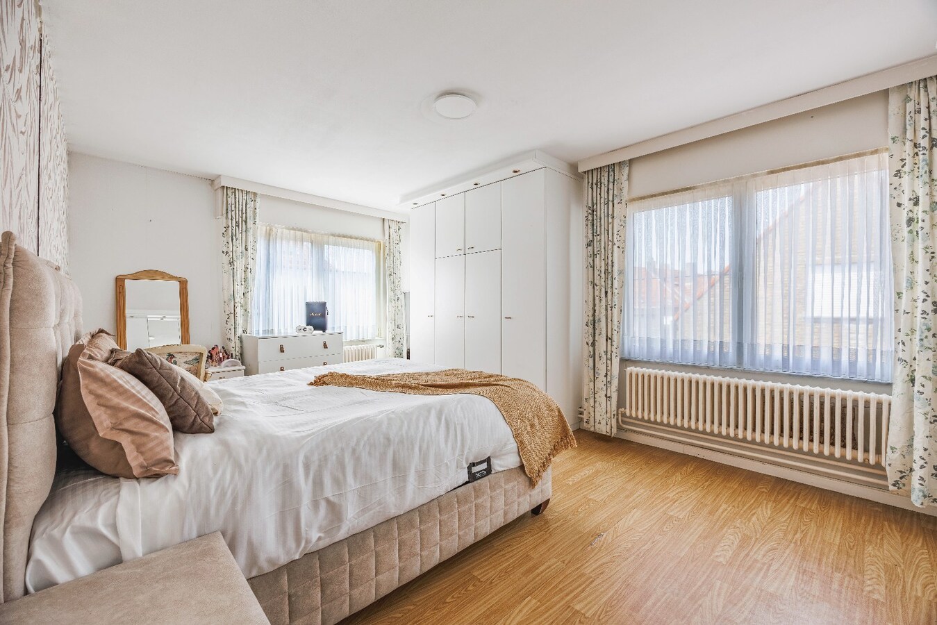 Instapklare, lichtrijke bel-etage woning met ruime garage en terras op centrale ligging 