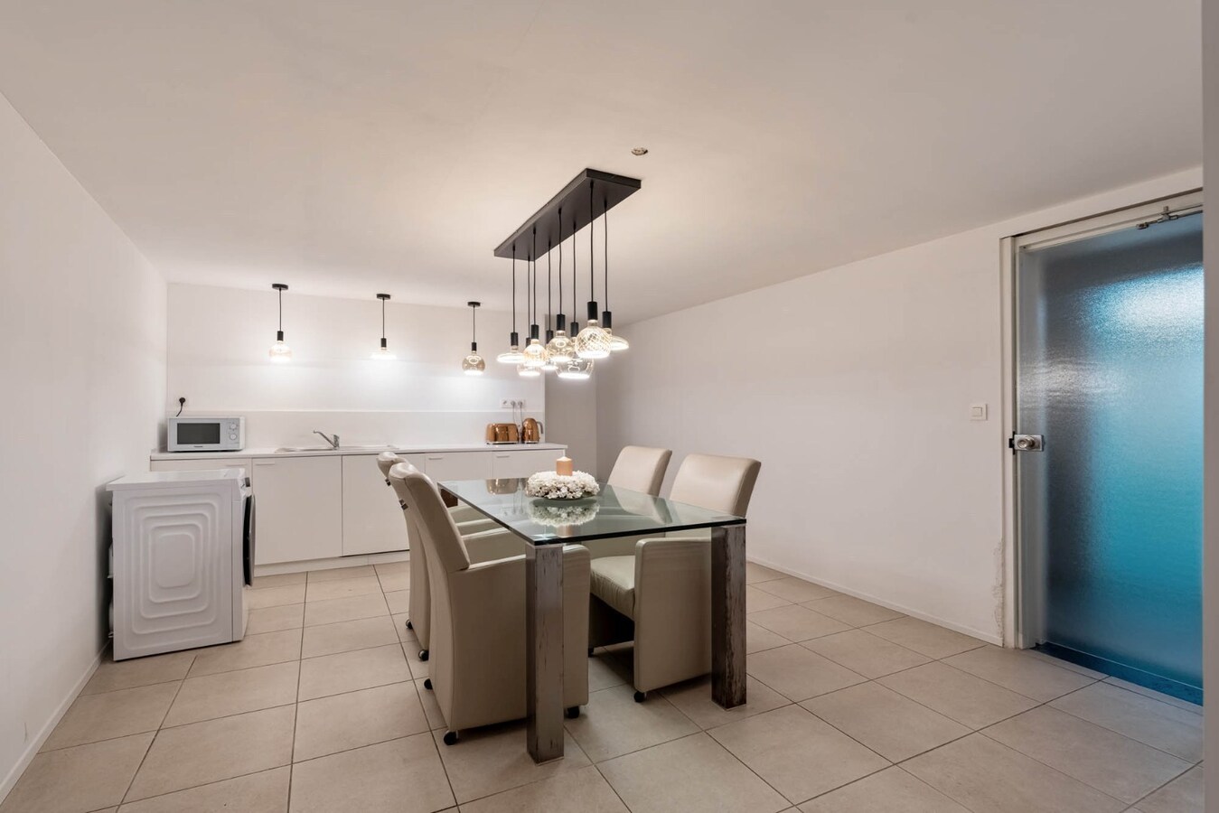 Ruim, zeer energiezuinig kantoor in het centrum van Neeroeteren met diverse mogelijkheden! 