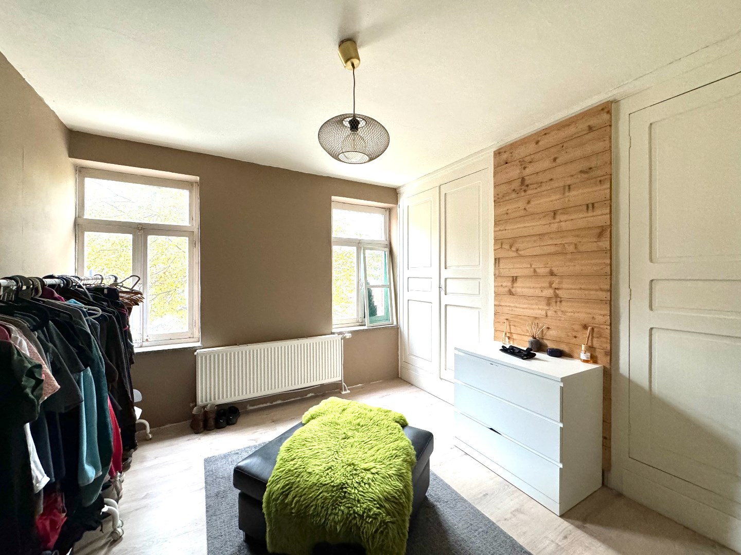 Gezinswoning met 4 grote en 1 kleine slaapkamer, garage en grote tuin 