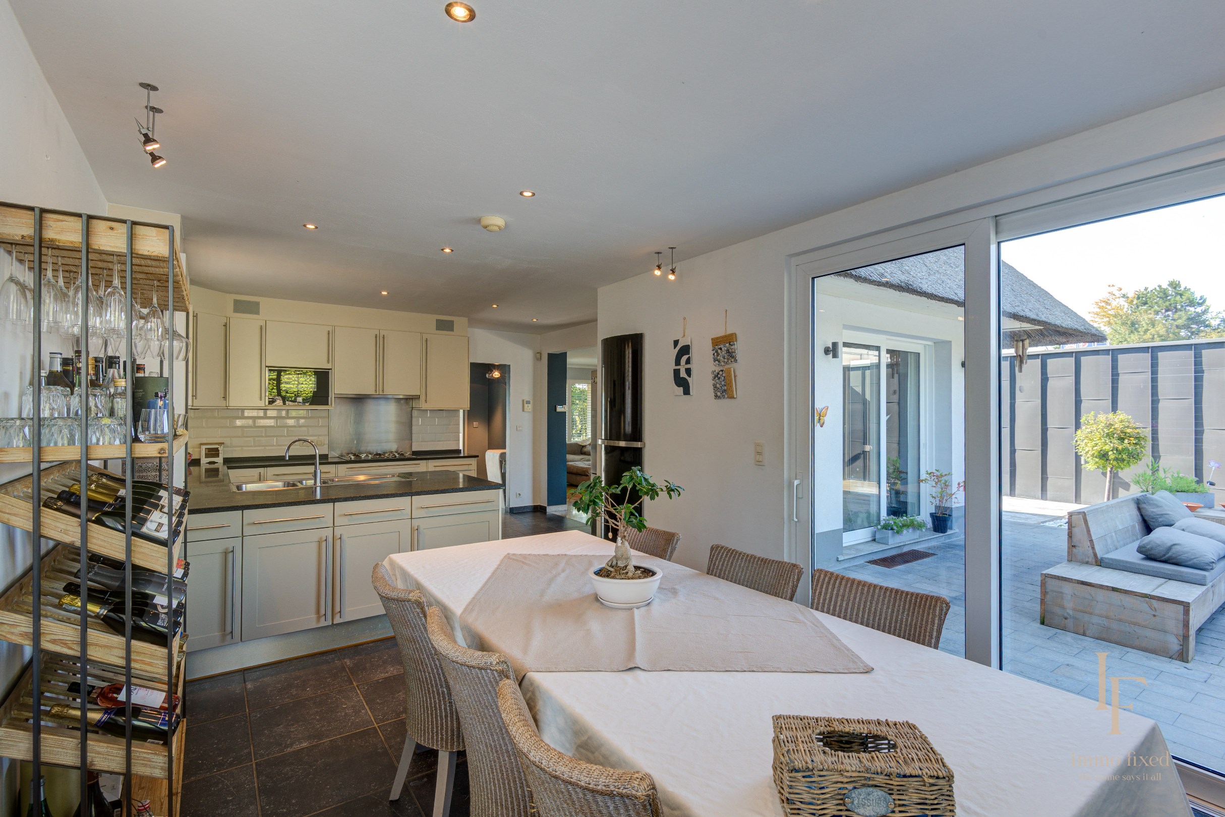 Villa met magazijn, garagebox en 12+ parkeerplaatsen te Kontich! 