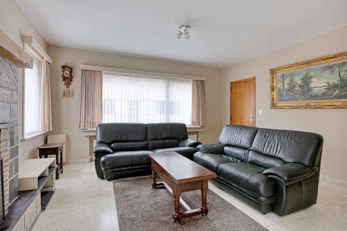 Halfopen bebouwing met 3 ruime slaapkamers. 