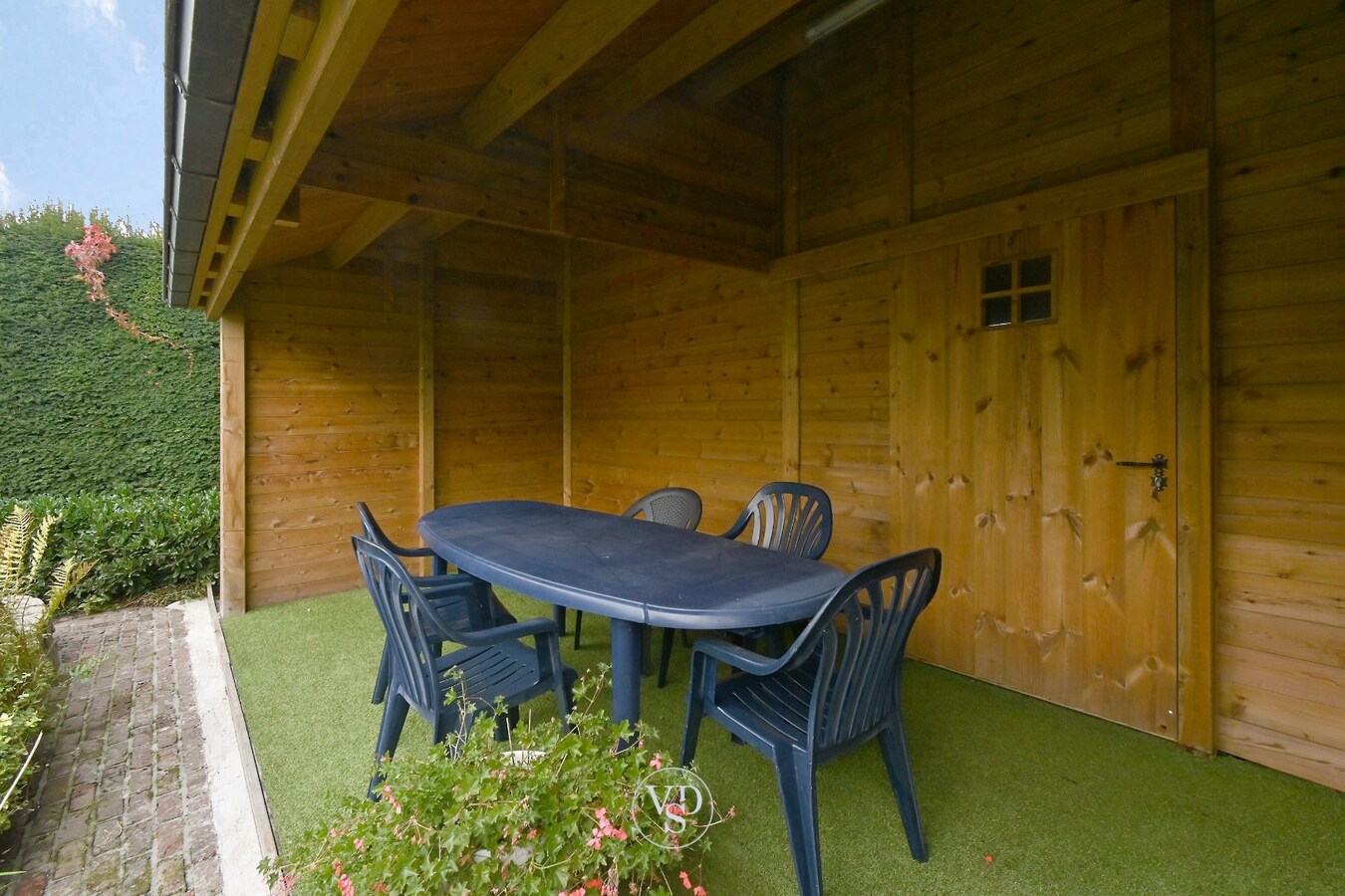 Ruim handelspand met penthouse in villastijl 