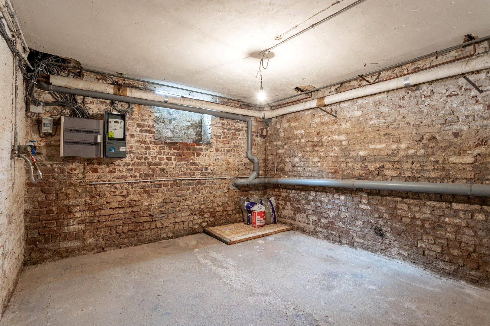 Handelshuis met woongedeelte, garage en tuin te Beersel 