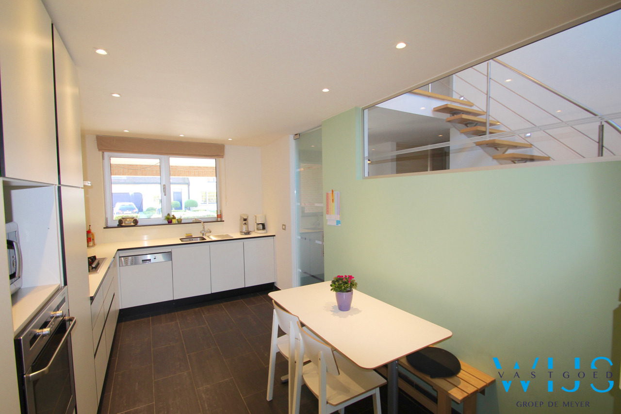 Verrassend ruim woonhuis op een TOPlocatie in ERTVELDE ! 