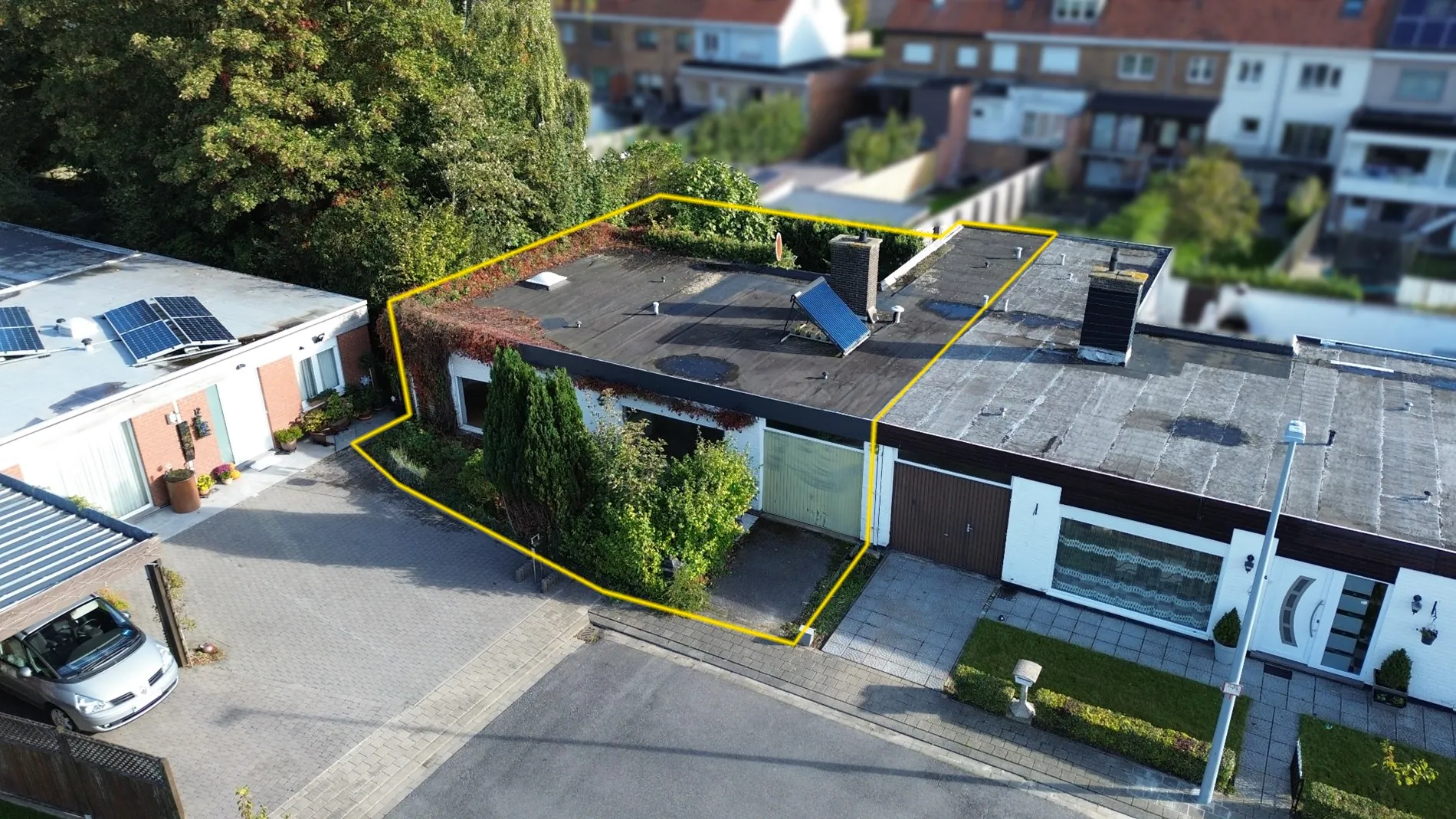 Te renoveren woning met drie slaapkamers in een rustige wijk!