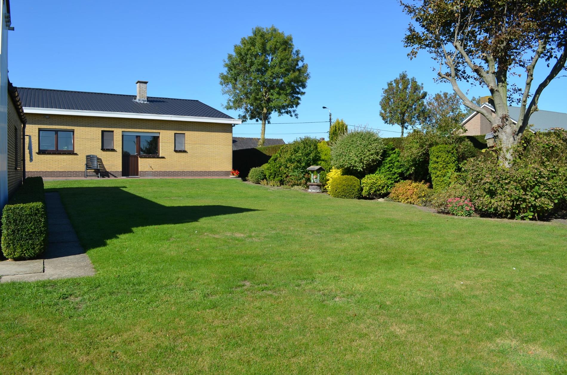 Bungalow op 814m² met  zicht op de weilanden te Adegem 