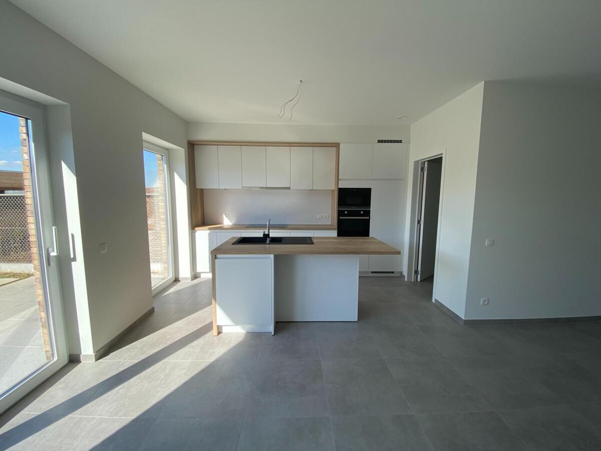 Uitstekend gelegen nieuwbouwwoning met autostaanplaats en fietsenberging 