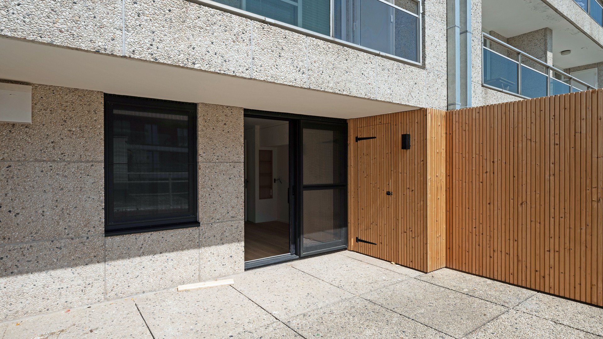 Op een absolute topligging aan de zeedijk in het Zoute bevindt zich dit prachtig gerenoveerde appartement op de eerste verdieping van een standingvolle residentie, met een gevelbreedte van 5,20 meter 